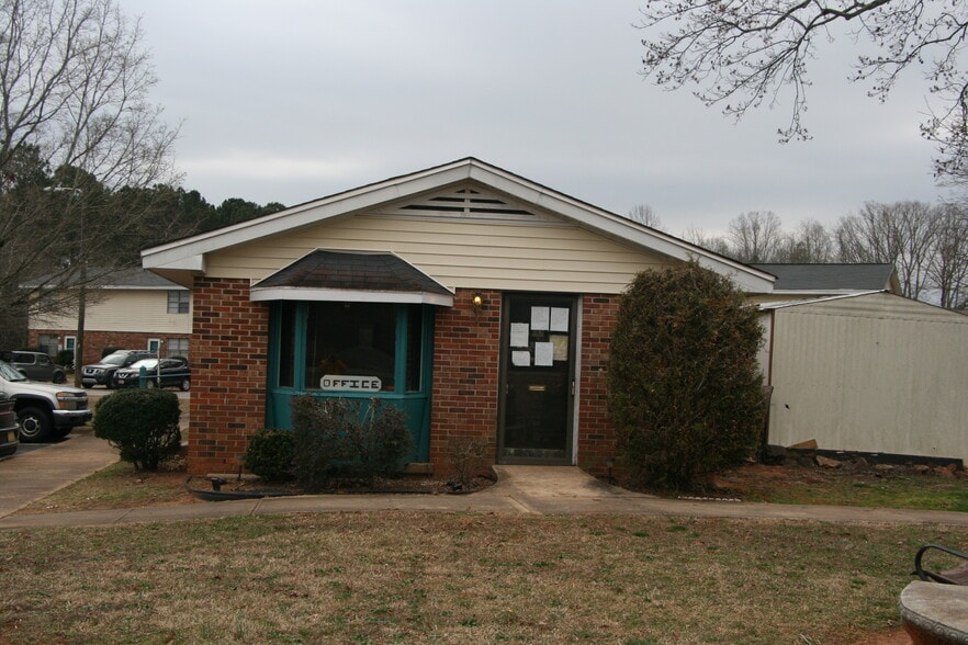 112 Calhoun Rd, Belton, SC for sale - Building Photo - Image 2 of 4