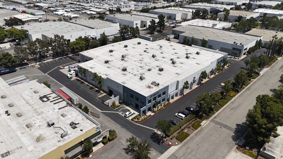 10681 Business Dr, Fontana, CA à louer - Photo du bâtiment - Image 1 de 6