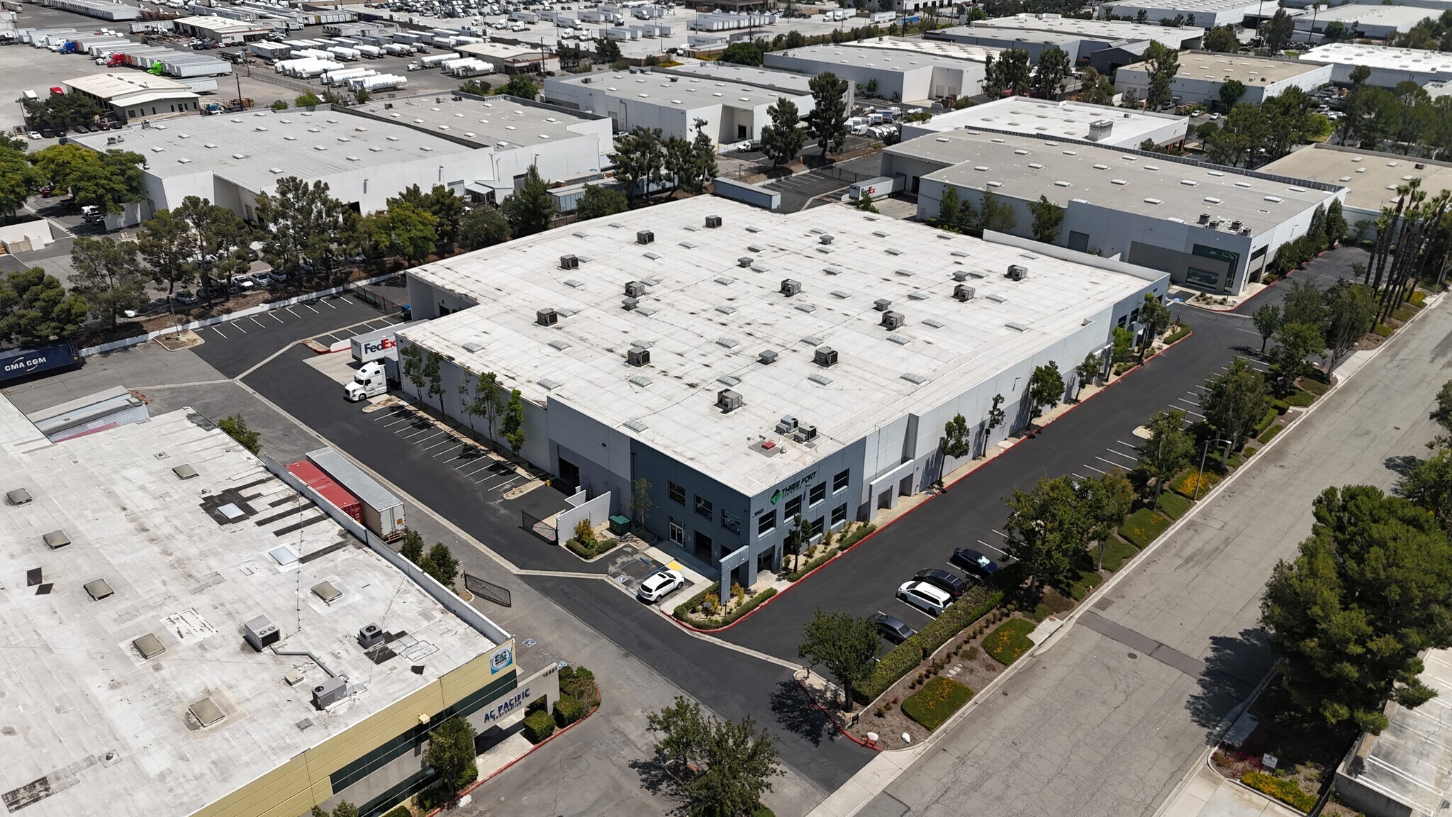 10681 Business Dr, Fontana, CA à louer Photo du bâtiment- Image 1 de 7