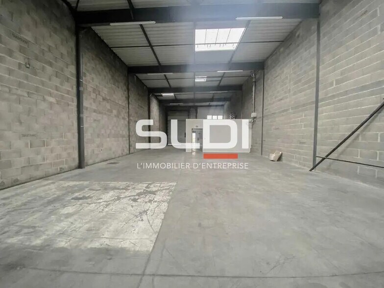 Flex in Saint-Priest for lease - Interior Photo - Image 3 of 5