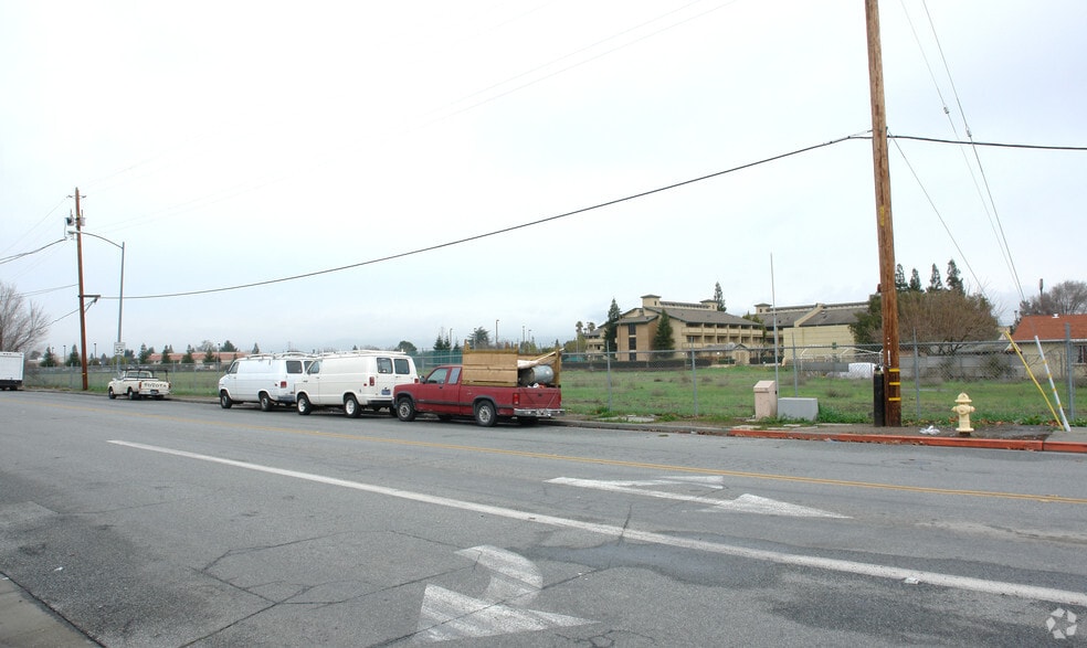 325 Leavesley Rd, Gilroy, CA for sale - Building Photo - Image 2 of 8