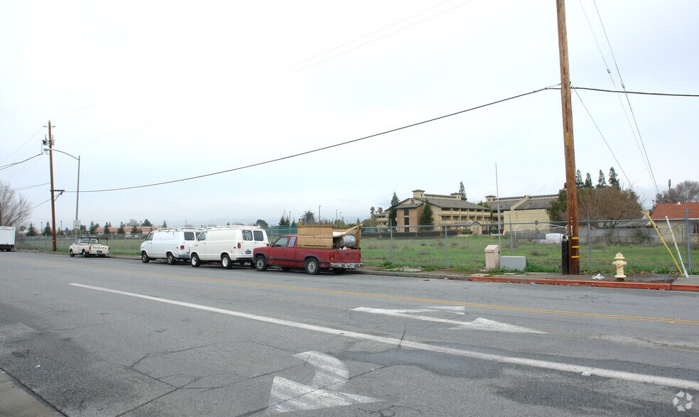 325 Leavesley Rd, Gilroy, CA à vendre - Photo du bâtiment - Image 2 de 8