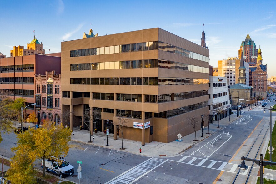839 N Jefferson St, Milwaukee, WI à louer - Photo du bâtiment - Image 1 de 9
