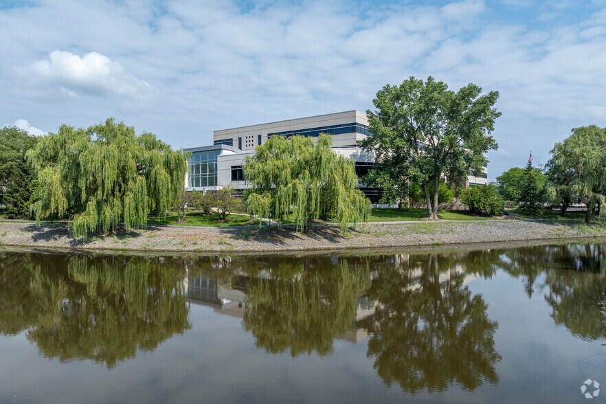955 American Ln, Schaumburg, IL à louer - Photo du bâtiment - Image 2 de 20