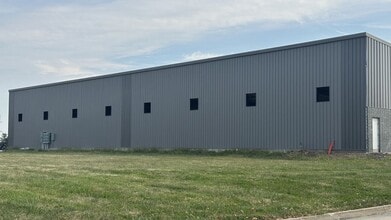 1035 SE Frontier Ave, Waukee, IA for lease Building Photo- Image 2 of 5