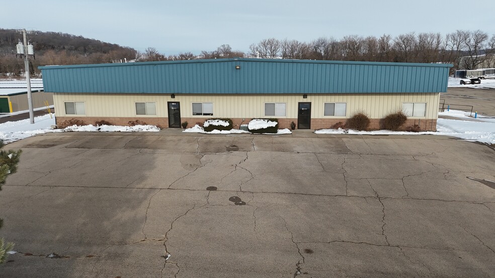 Development Dr Industrial Sale portefeuille de 2 propriétés à vendre sur LoopNet.ca - Photo du bâtiment - Image 3 de 10