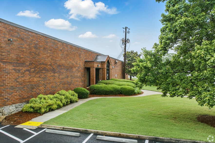 1532 Stone Ridge Dr, Stone Mountain, GA for lease - Building Photo - Image 3 of 7