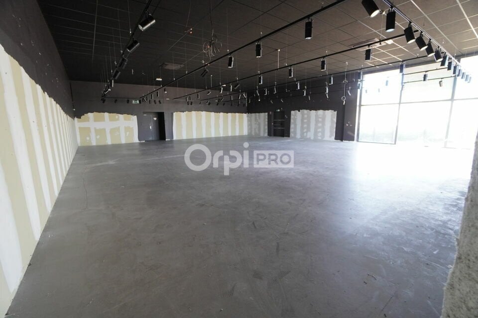 Retail in Quetigny for lease Interior Photo- Image 1 of 4