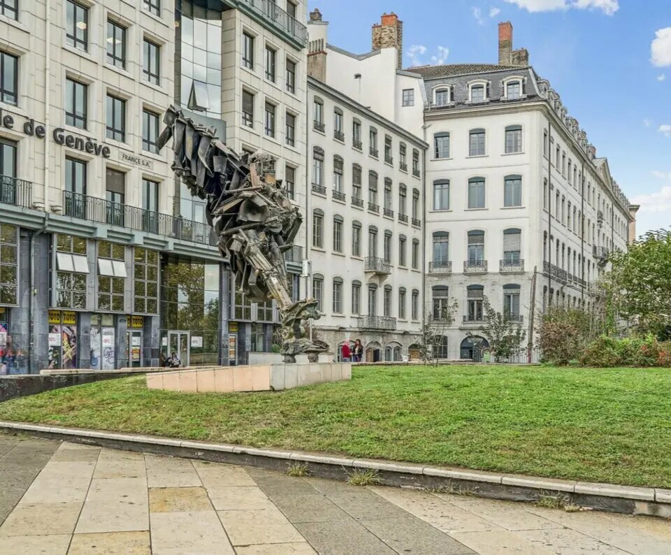 Office in Lyon for sale Building Photo- Image 1 of 16