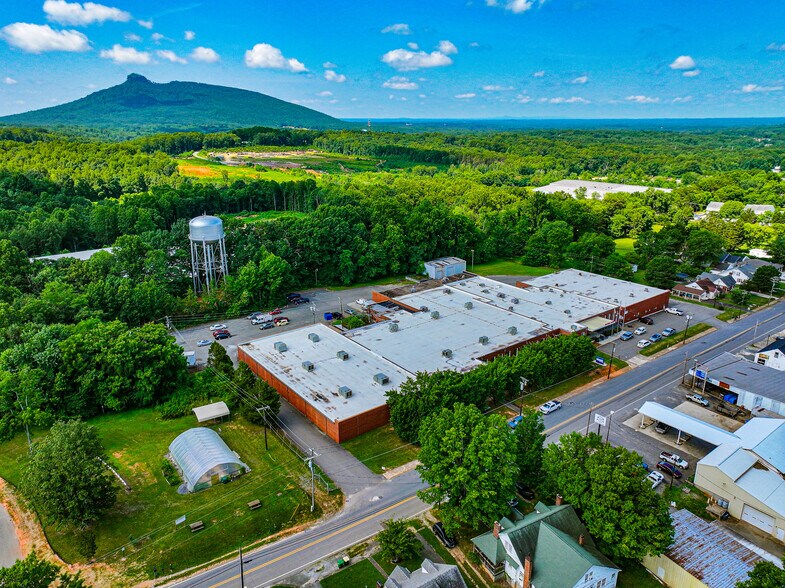 612 E Main St, Pilot Mountain, NC à vendre - Photo du bâtiment - Image 3 de 11