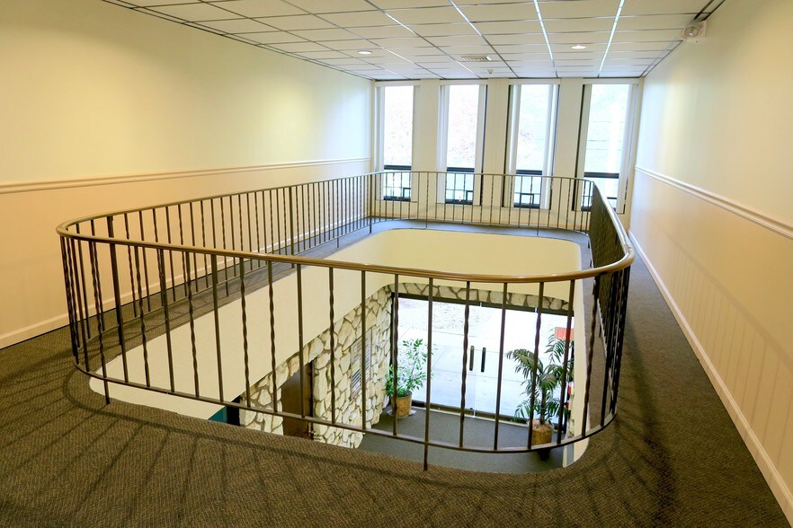 74 Pascack Rd, Park Ridge, NJ à louer - Hall d’entrée - Image 3 de 17