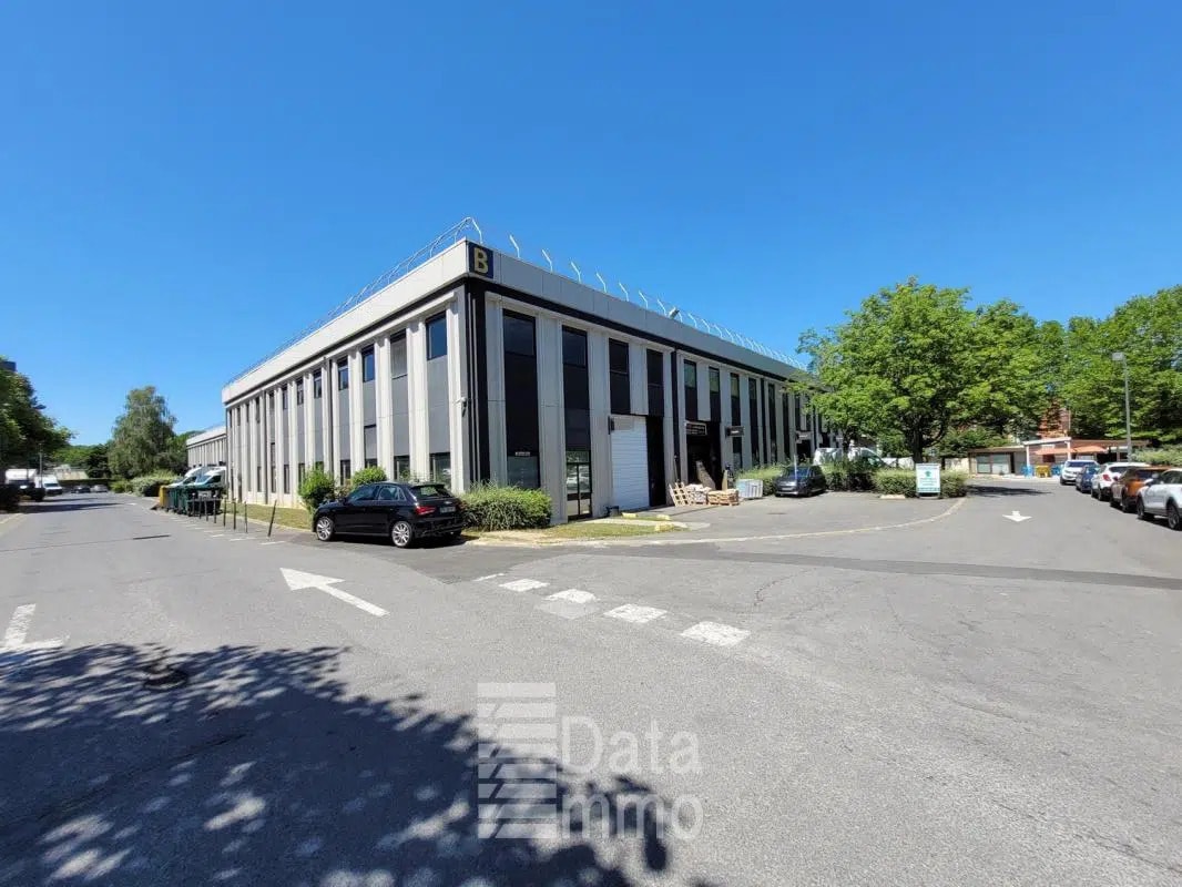 Flex in Lognes for lease Building Photo- Image 1 of 11