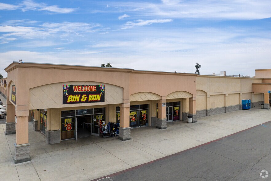 570-618 S Mount Vernon Ave, San Bernardino, CA à louer - Photo du bâtiment - Image 3 de 6