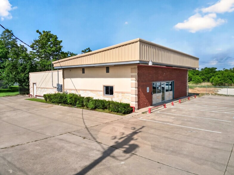 815 E Moore Ave, Terrell, TX à vendre - Photo du bâtiment - Image 1 de 28