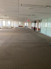 5945-5955 Airport Rd, Mississauga, ON à louer Photo intérieure- Image 2 de 4