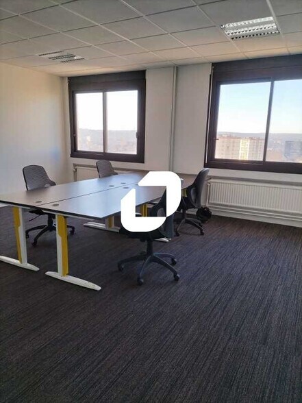Office in Nanterre for lease - Interior Photo - Image 2 of 4
