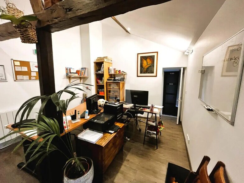 Bureau dans Viry-Châtillon à louer - Photo du bâtiment - Image 2 de 9