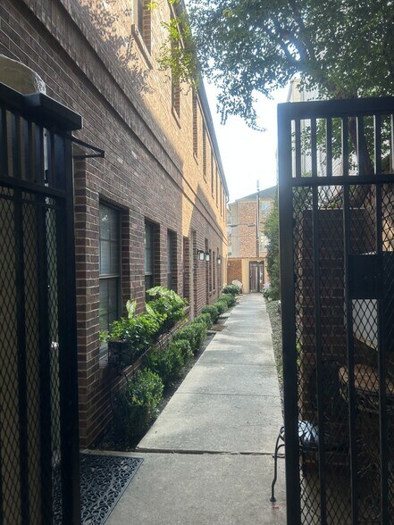 4235 Gilbert Ave, Dallas, TX for sale - Primary Photo - Image 1 of 3