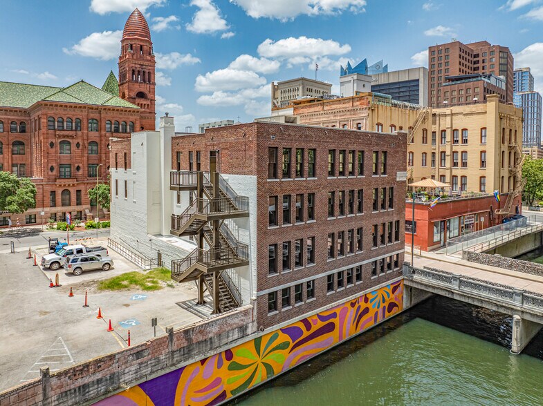 200 Main Plz, San Antonio, TX à louer - Photo du bâtiment - Image 3 de 36