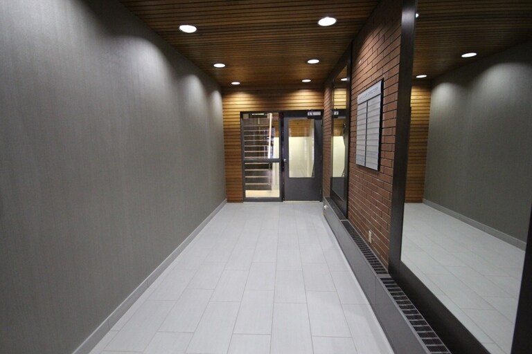 10310 124th St NW, Edmonton, AB à louer - Hall d’entrée - Image 2 de 22