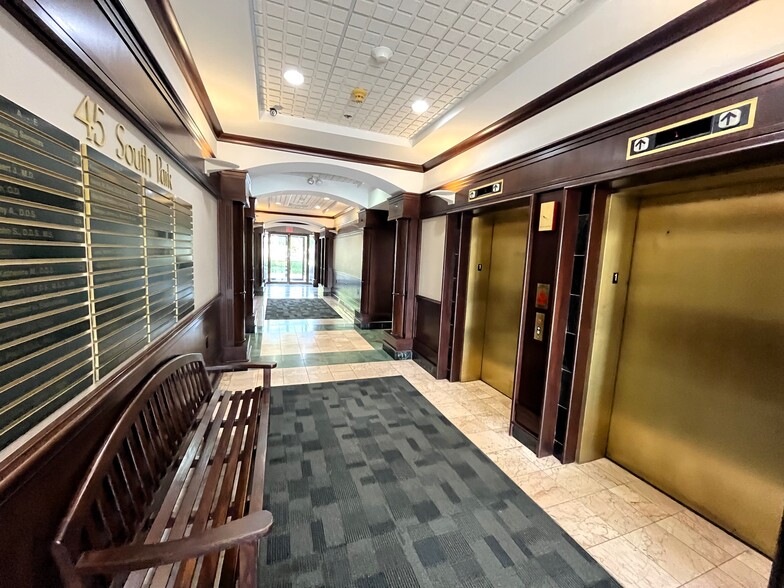 45 S Park Blvd, Glen Ellyn, IL for lease - Lobby - Image 3 of 6