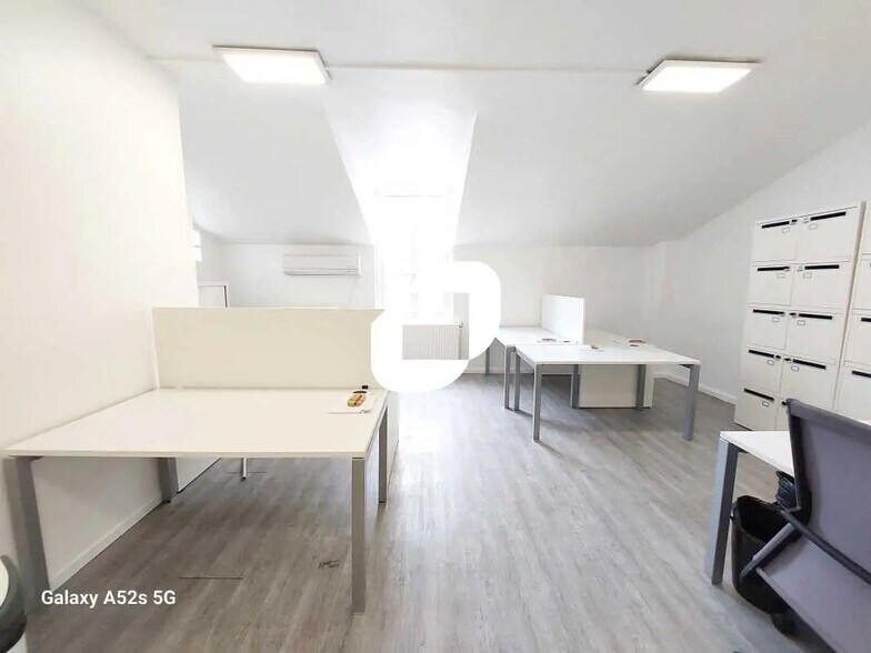 Office in Versailles for lease - Interior Photo - Image 2 of 5