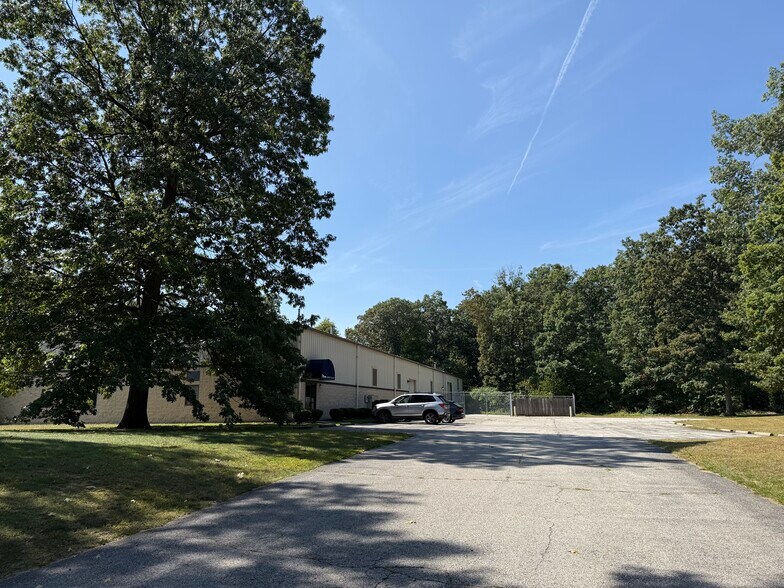 1600 Commerce Rd, Holland, OH à vendre - Photo du bâtiment - Image 3 de 11