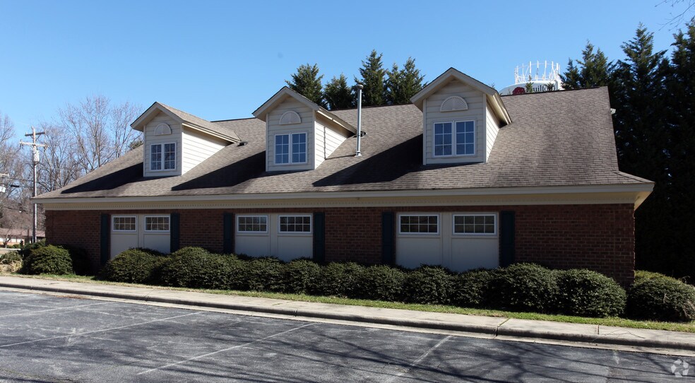 5409 W Friendly Ave, Greensboro, NC à vendre - Photo du bâtiment - Image 2 de 3