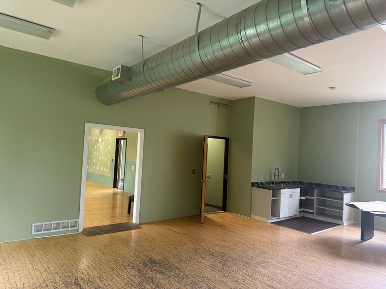 23020 Power Rd, Farmington, MI for sale - Interior Photo - Image 2 of 6