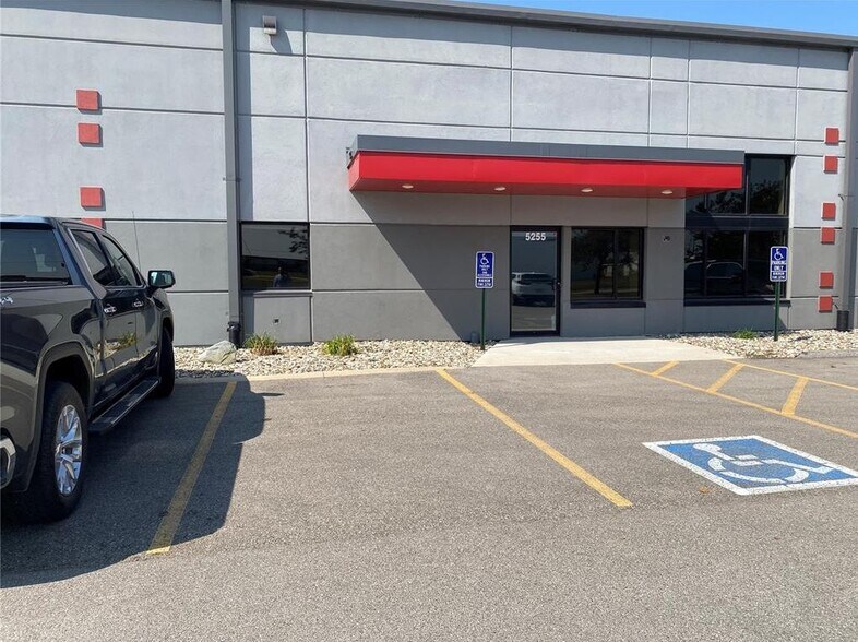 5255 Rockwell Dr NE, Cedar Rapids, IA à louer - Photo du bâtiment - Image 2 de 2