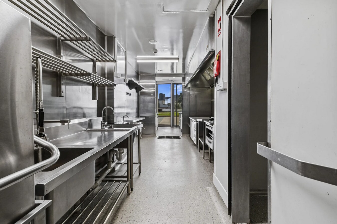 15-17 Honeysuckle Dr, Newcastle, NSW 2300 - Unité Shop 2 -  - Photo intérieure - Image 1 of 7