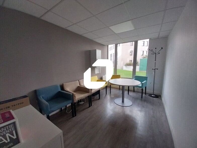 Office in Montigny-le-Bretonneux for lease - Interior Photo - Image 2 of 7