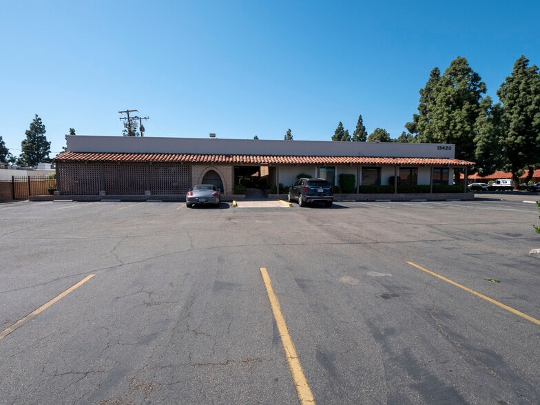 13420 Newport Ave, Tustin, CA for lease - Building Photo - Image 2 of 35