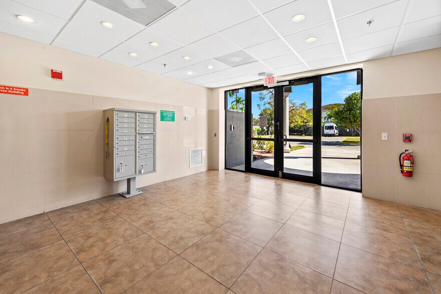 2227 N Federal Hwy, Hollywood, FL à louer - Photo intérieure - Image 1 de 8