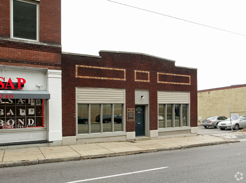 242 Poplar Ave, Memphis, TN for lease - Building Photo - Image 3 of 3