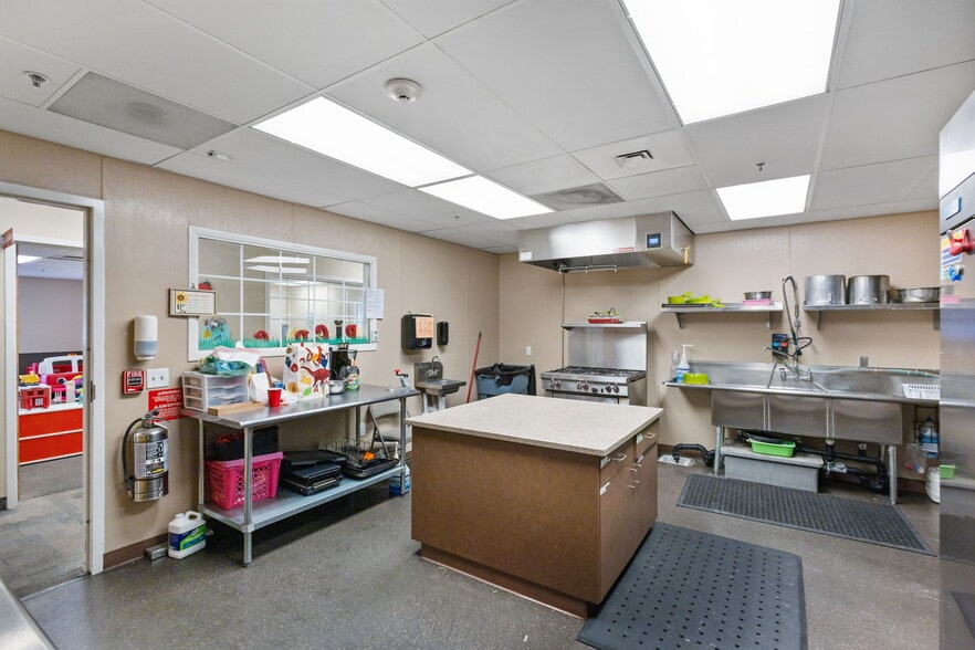 754 N Redwood Rd, North Salt Lake, UT à vendre - Photo du bâtiment - Image 3 de 9