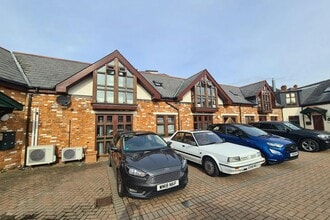 Quadrant Way, Weybridge à louer Photo du bâtiment- Image 1 de 5