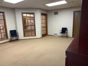 W62N244 Washington Ave, Cedarburg, WI à louer Photo intérieure- Image 1 de 3