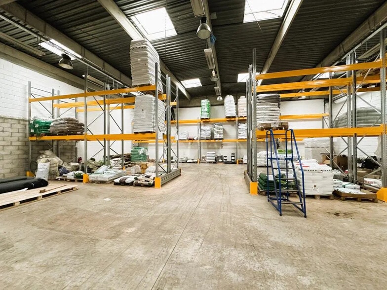 Flex in Palaiseau for lease - Interior Photo - Image 3 of 10