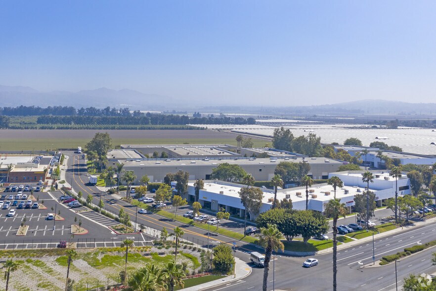 3000 Paseo Mercado, Oxnard, CA à louer - Photo du bâtiment - Image 3 de 4