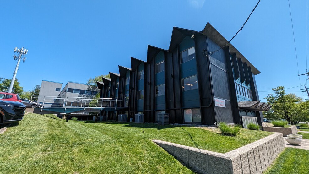 4242 Airport Rd, Cincinnati, OH à louer - Photo du bâtiment - Image 1 de 1