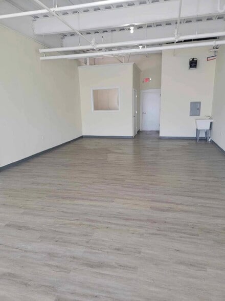 668 Communipaw Ave, Jersey City, NJ for lease - Interior Photo - Image 2 of 5