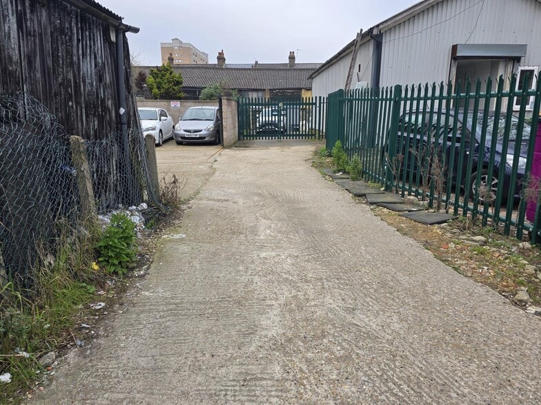 20A Hanworth Rd, Hounslow for lease - Building Photo - Image 3 of 4