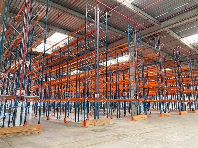 Industrial in Santeny for lease - Interior Photo - Image 1 of 12