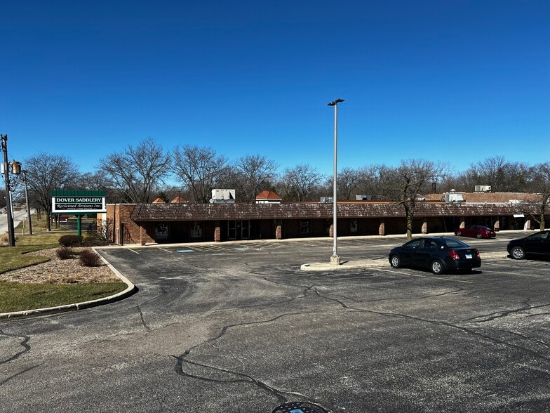 300 Peterson Rd, Libertyville, IL for lease - Building Photo - Image 3 of 5