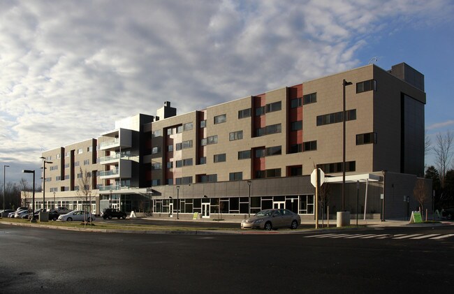 Plus de détails pour 10945 George Mason Cir, Manassas, VA - Commerce de détail à louer