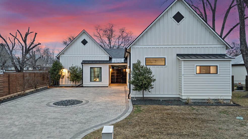 106 E College St, Fredericksburg, TX for sale - Building Photo - Image 2 of 28