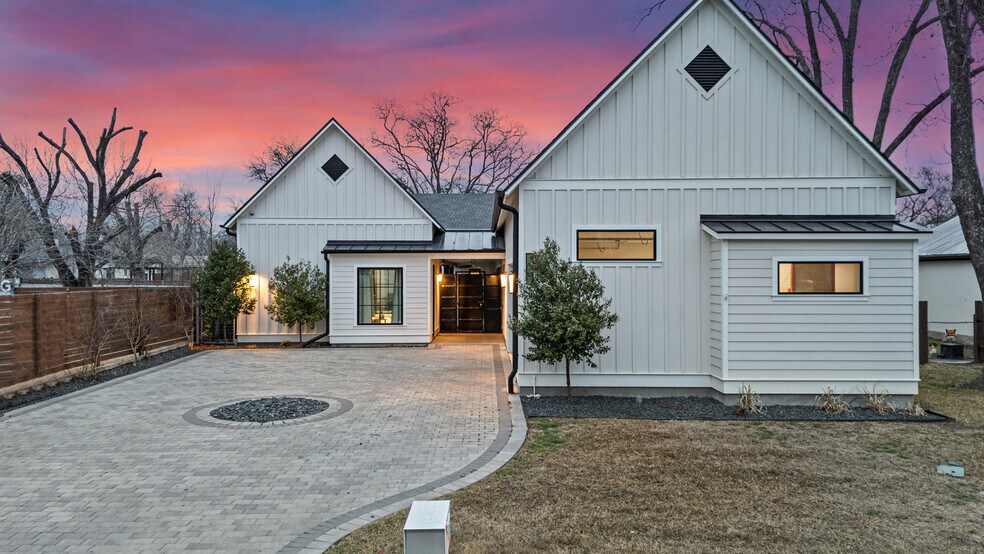 106 E College St, Fredericksburg, TX à vendre - Photo du bâtiment - Image 2 de 28