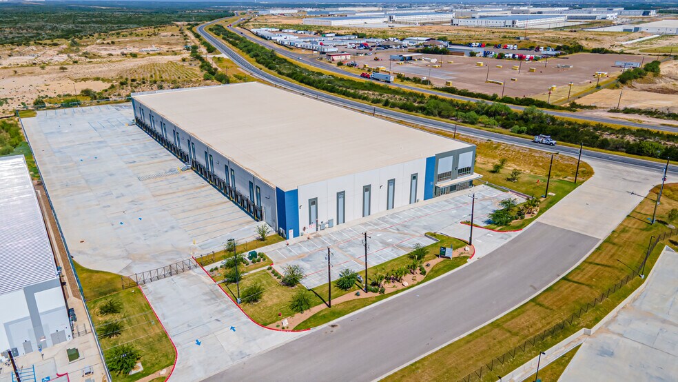 101 Man United St, Laredo, TX for lease - Building Photo - Image 2 of 13