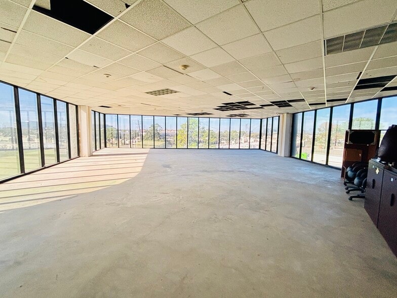 6100 Corporate Dr, Houston, TX for sale - Building Photo - Image 3 of 9